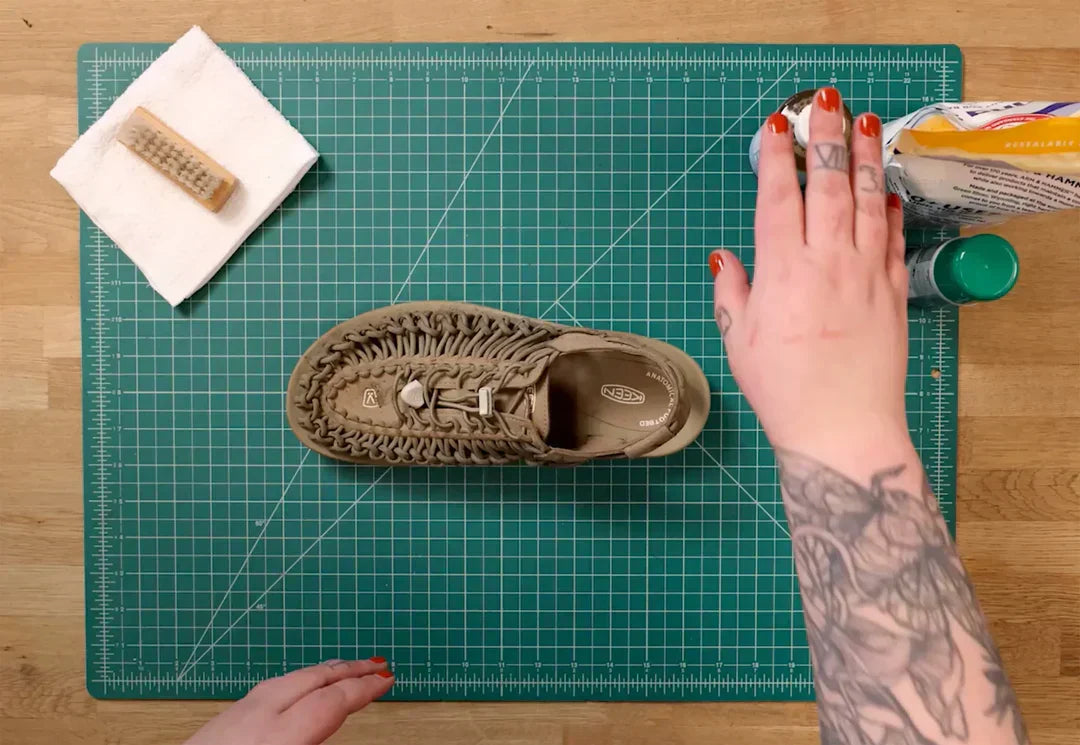 Hoe maak je UNEEK sandalen weer schoon?